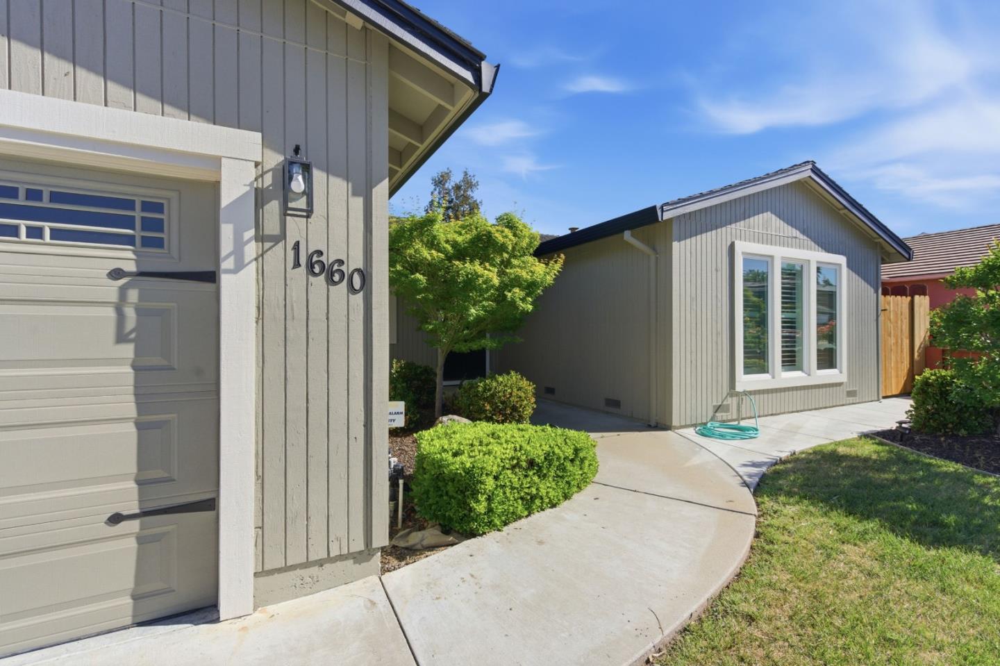 Detail Gallery Image 3 of 42 For 1660 Monte Vista Dr, Hollister,  CA 95023 - 3 Beds | 2 Baths