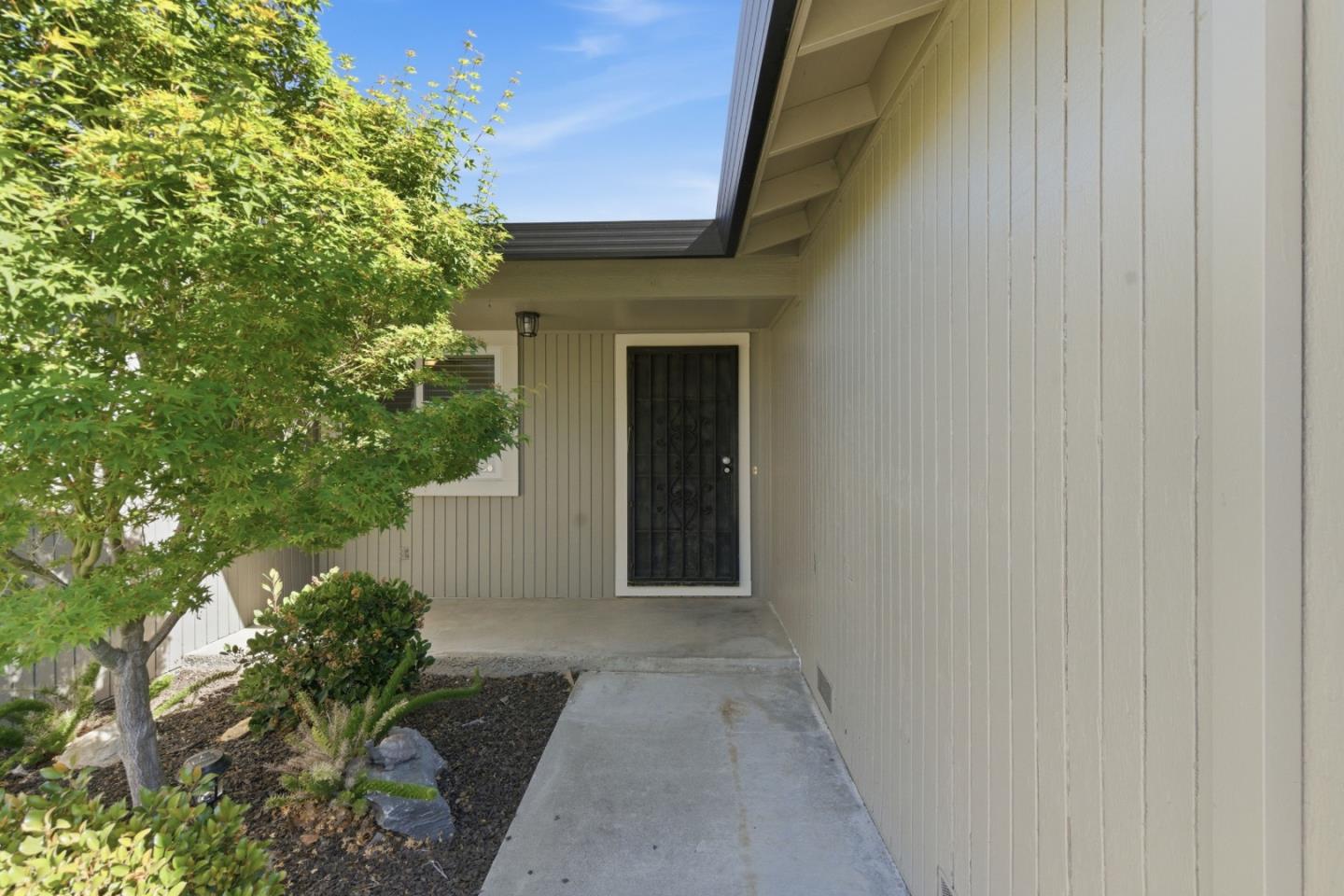 Detail Gallery Image 4 of 42 For 1660 Monte Vista Dr, Hollister,  CA 95023 - 3 Beds | 2 Baths