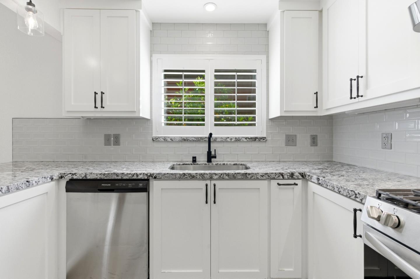 Detail Gallery Image 9 of 42 For 1660 Monte Vista Dr, Hollister,  CA 95023 - 3 Beds | 2 Baths