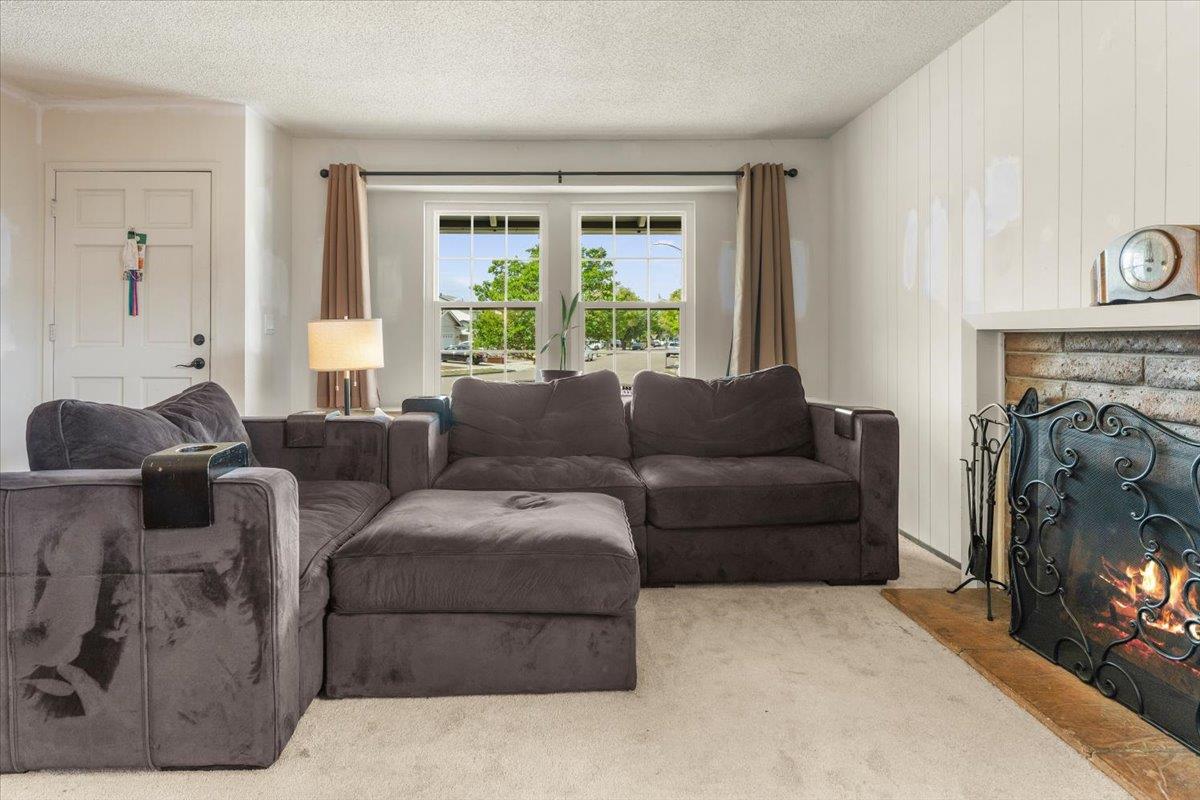 Detail Gallery Image 3 of 22 For 209 Beegum Way, San Jose,  CA 95123 - 3 Beds | 2 Baths