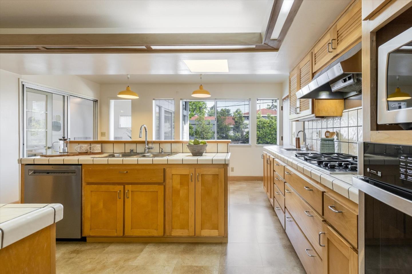 Detail Gallery Image 10 of 35 For 882 Maranta Ave, Sunnyvale,  CA 94087 - 4 Beds | 3 Baths