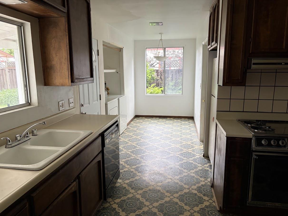 Detail Gallery Image 7 of 17 For 10176 S Tantau Ave, Cupertino,  CA 95014 - 3 Beds | 2 Baths