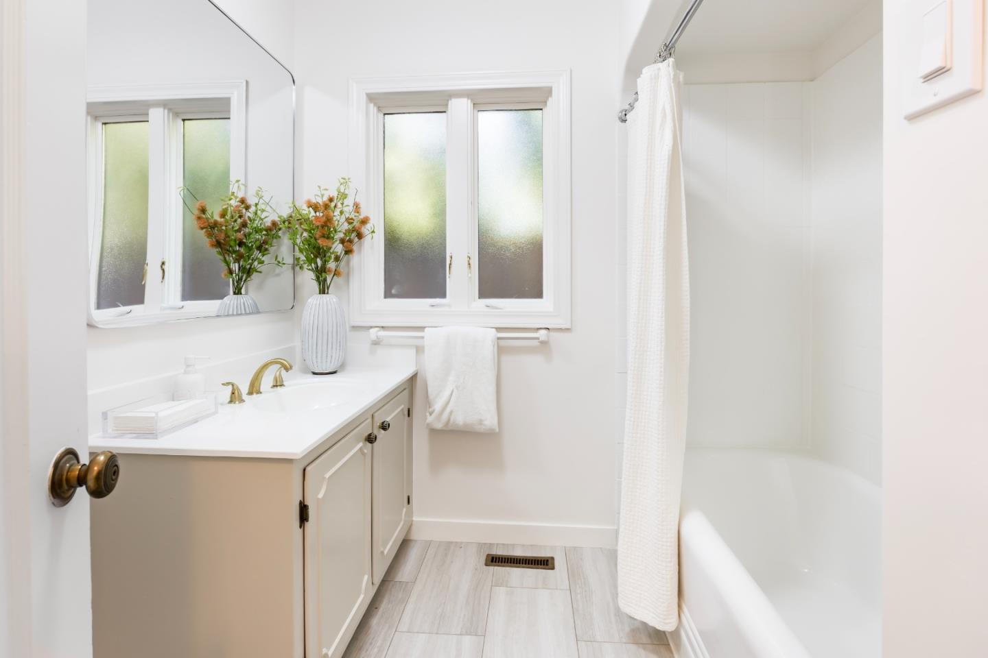 Detail Gallery Image 13 of 23 For 1215 Harriet St, Palo Alto,  CA 94301 - 4 Beds | 2 Baths