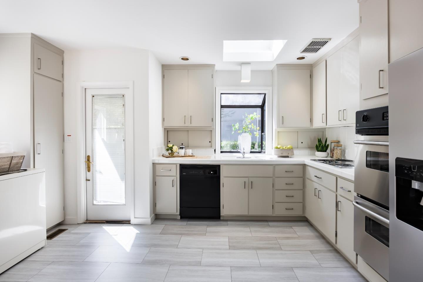 Detail Gallery Image 8 of 23 For 1215 Harriet St, Palo Alto,  CA 94301 - 4 Beds | 2 Baths