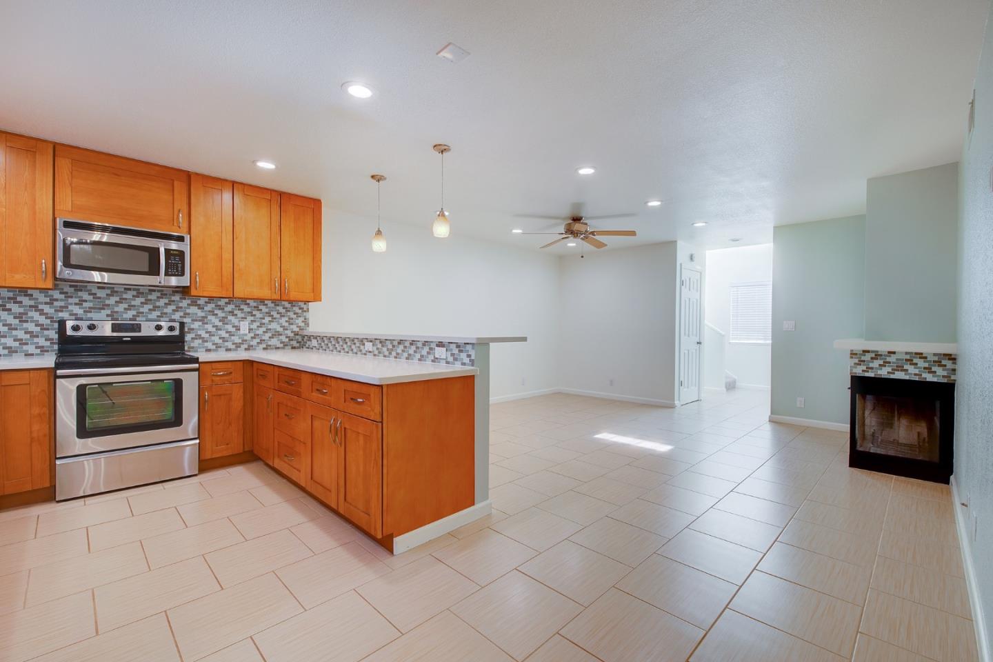 Detail Gallery Image 3 of 19 For 1013 Woodside Rd, Redwood City,  CA 94061 - 3 Beds | 2/1 Baths