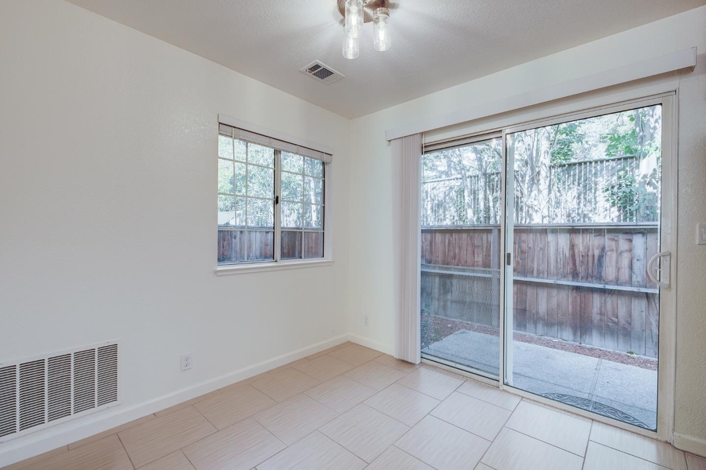 Detail Gallery Image 5 of 19 For 1013 Woodside Rd, Redwood City,  CA 94061 - 3 Beds | 2/1 Baths