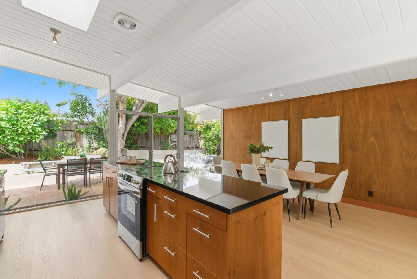 Detail Gallery Image 16 of 44 For 1157 Regia Ct, Sunnyvale,  CA 94087 - 4 Beds | 3 Baths