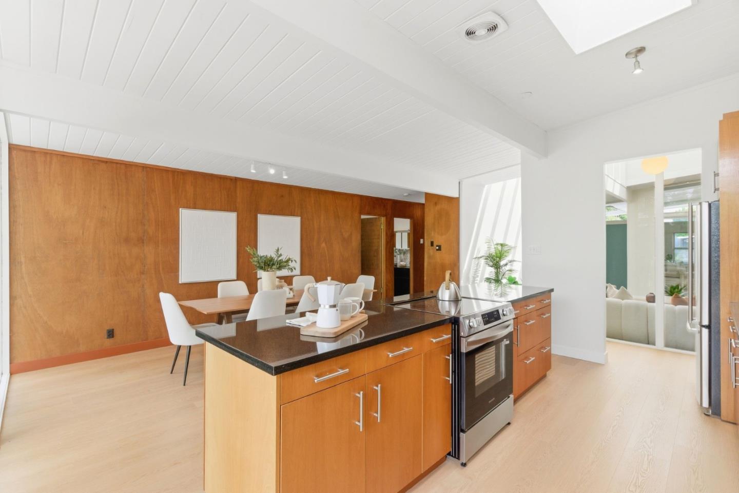 Detail Gallery Image 18 of 44 For 1157 Regia Ct, Sunnyvale,  CA 94087 - 4 Beds | 3 Baths