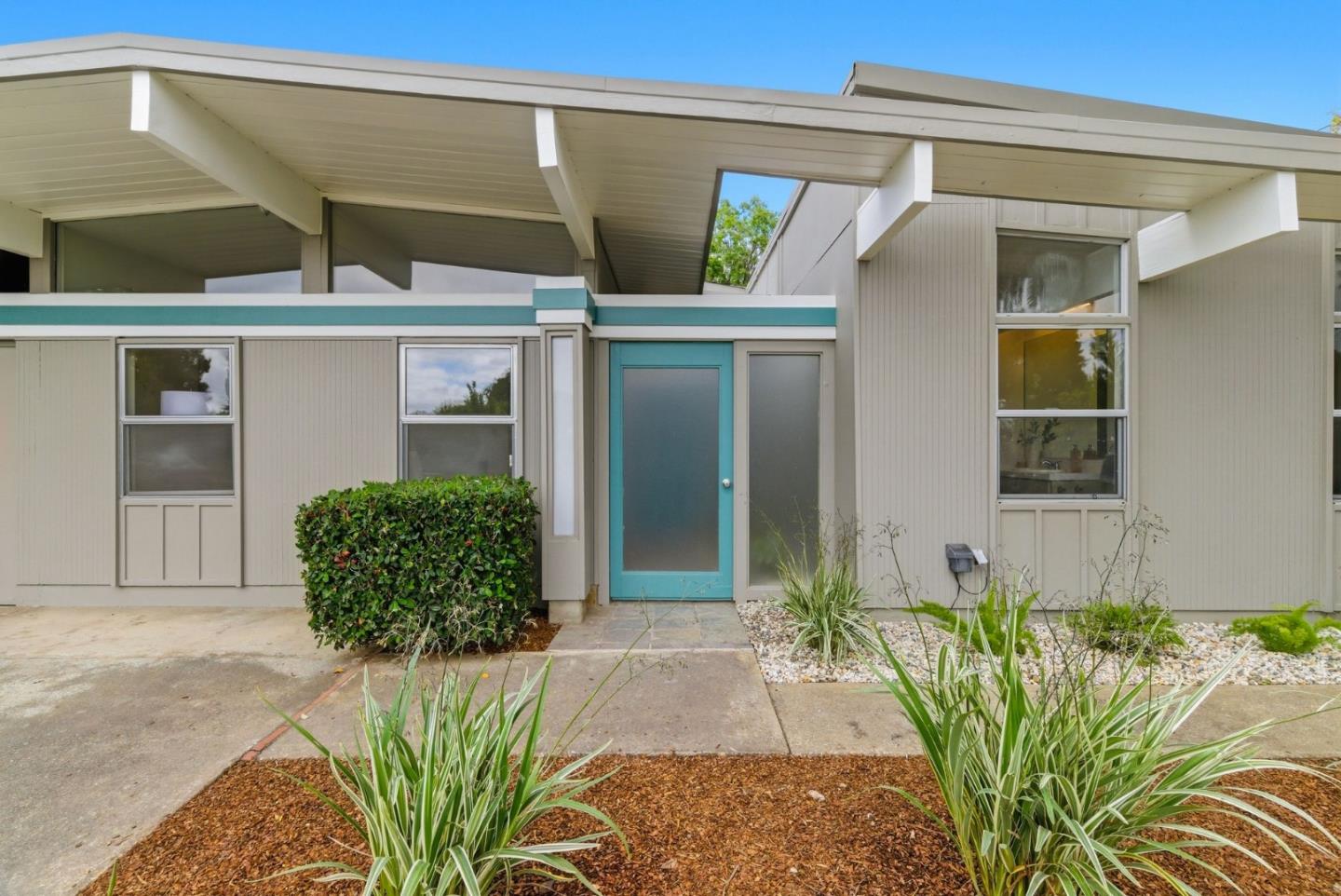 Detail Gallery Image 3 of 44 For 1157 Regia Ct, Sunnyvale,  CA 94087 - 4 Beds | 3 Baths