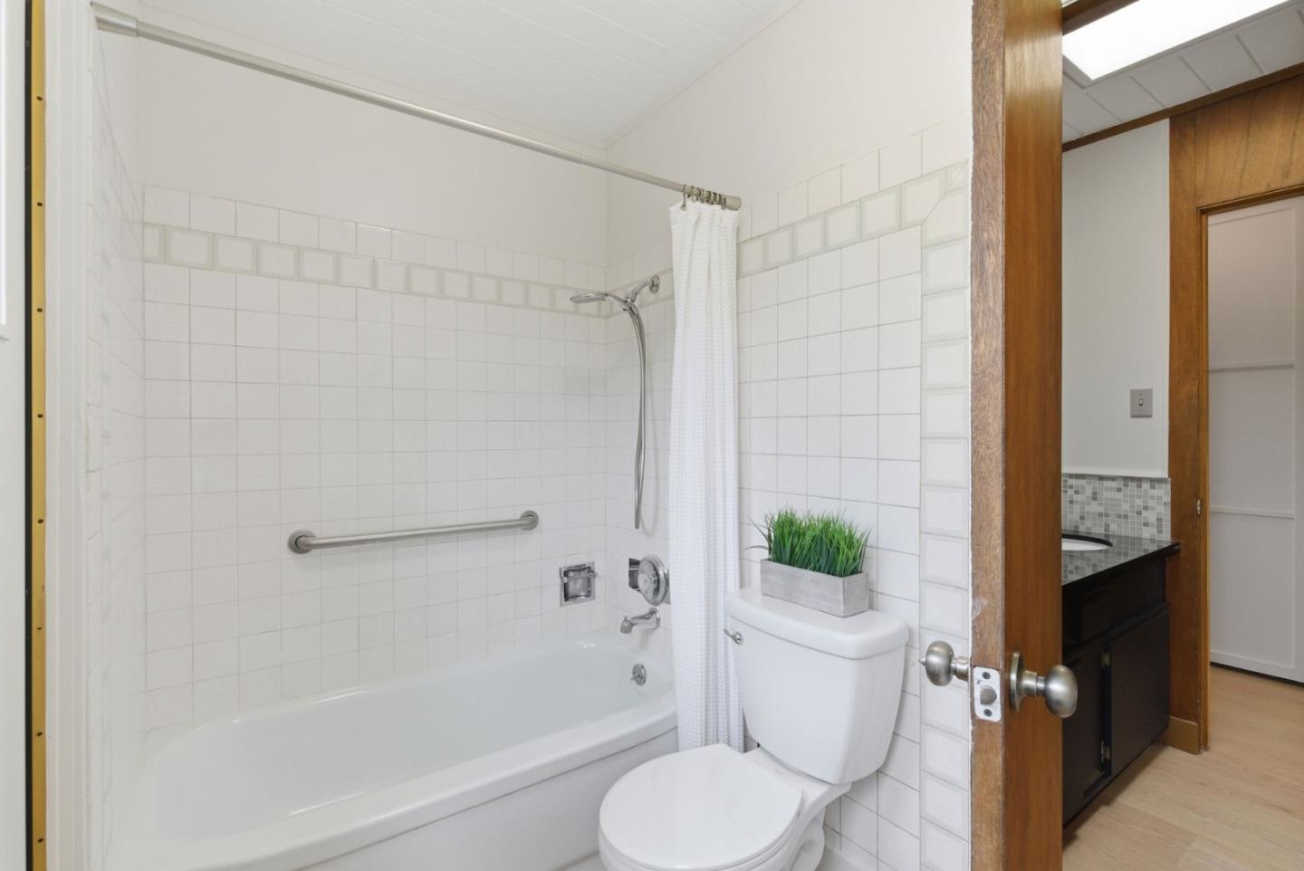 Detail Gallery Image 33 of 44 For 1157 Regia Ct, Sunnyvale,  CA 94087 - 4 Beds | 3 Baths