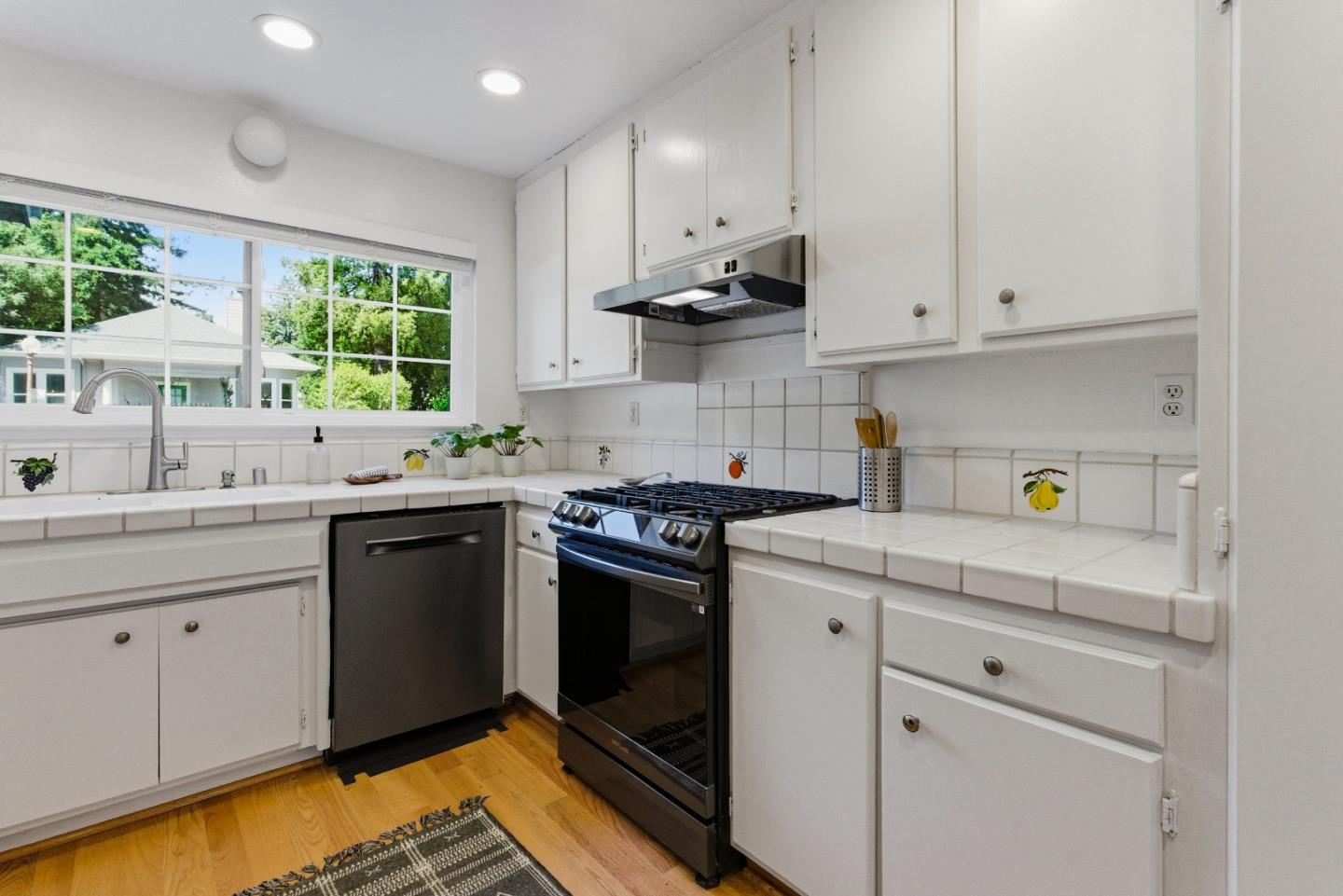 Detail Gallery Image 17 of 39 For 331 Walnut Ave, Santa Cruz,  CA 95060 - 2 Beds | 1/1 Baths