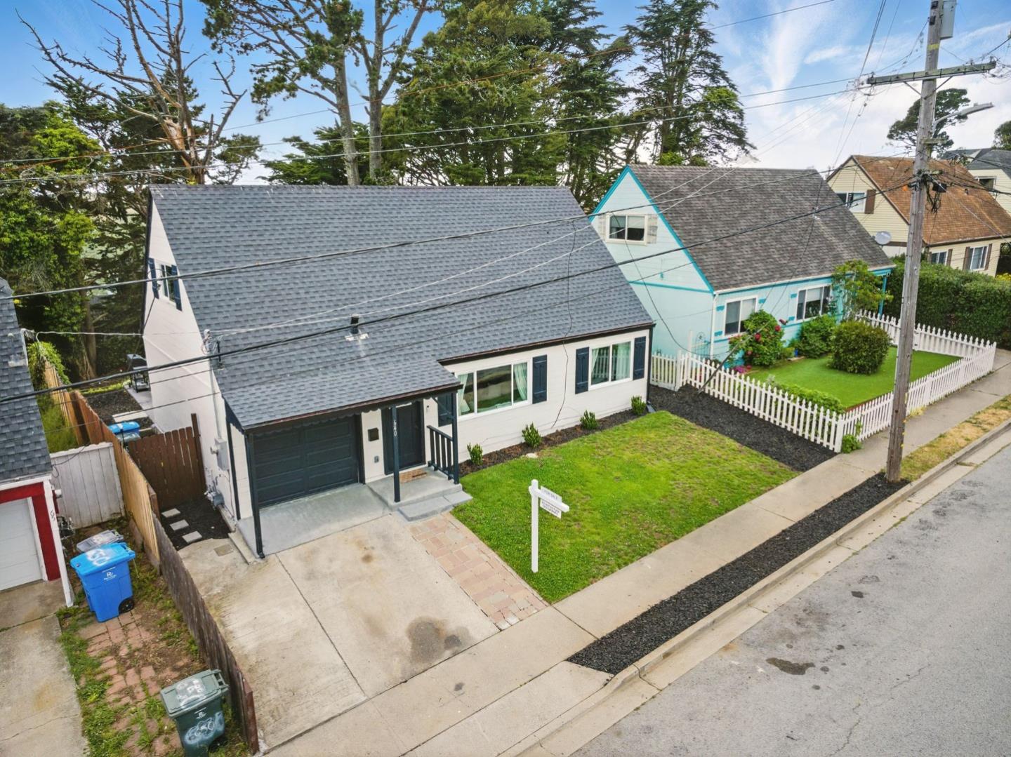 Detail Gallery Image 2 of 25 For 640 Heather Ct, Pacifica,  CA 94044 - 3 Beds | 2 Baths