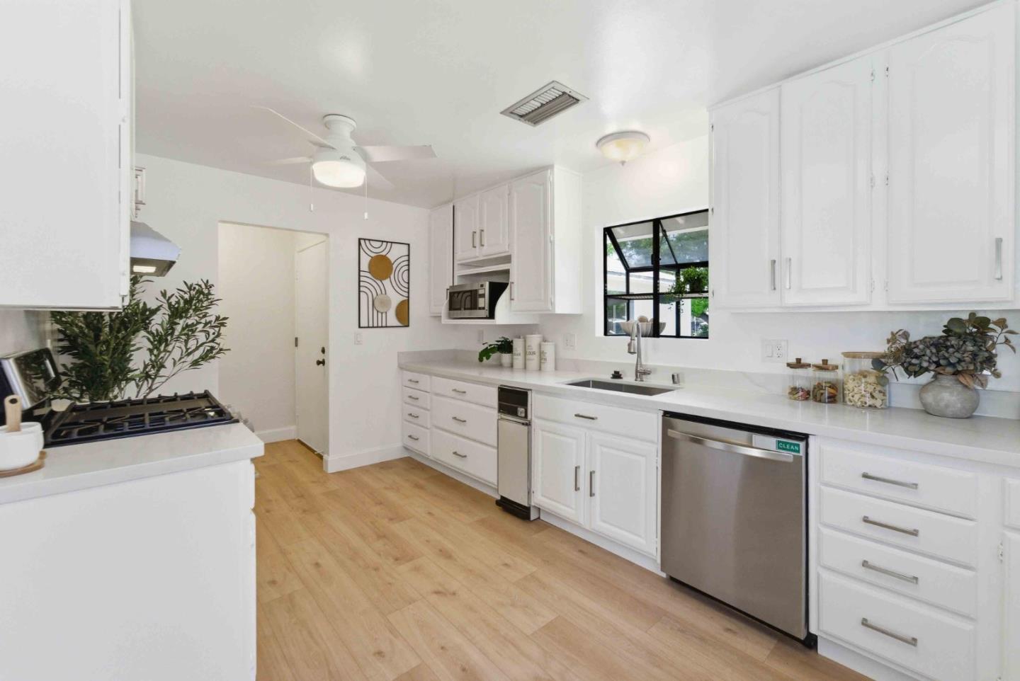 Detail Gallery Image 2 of 9 For 487 Salmon Dr, San Jose,  CA 95111 - 3 Beds | 2 Baths