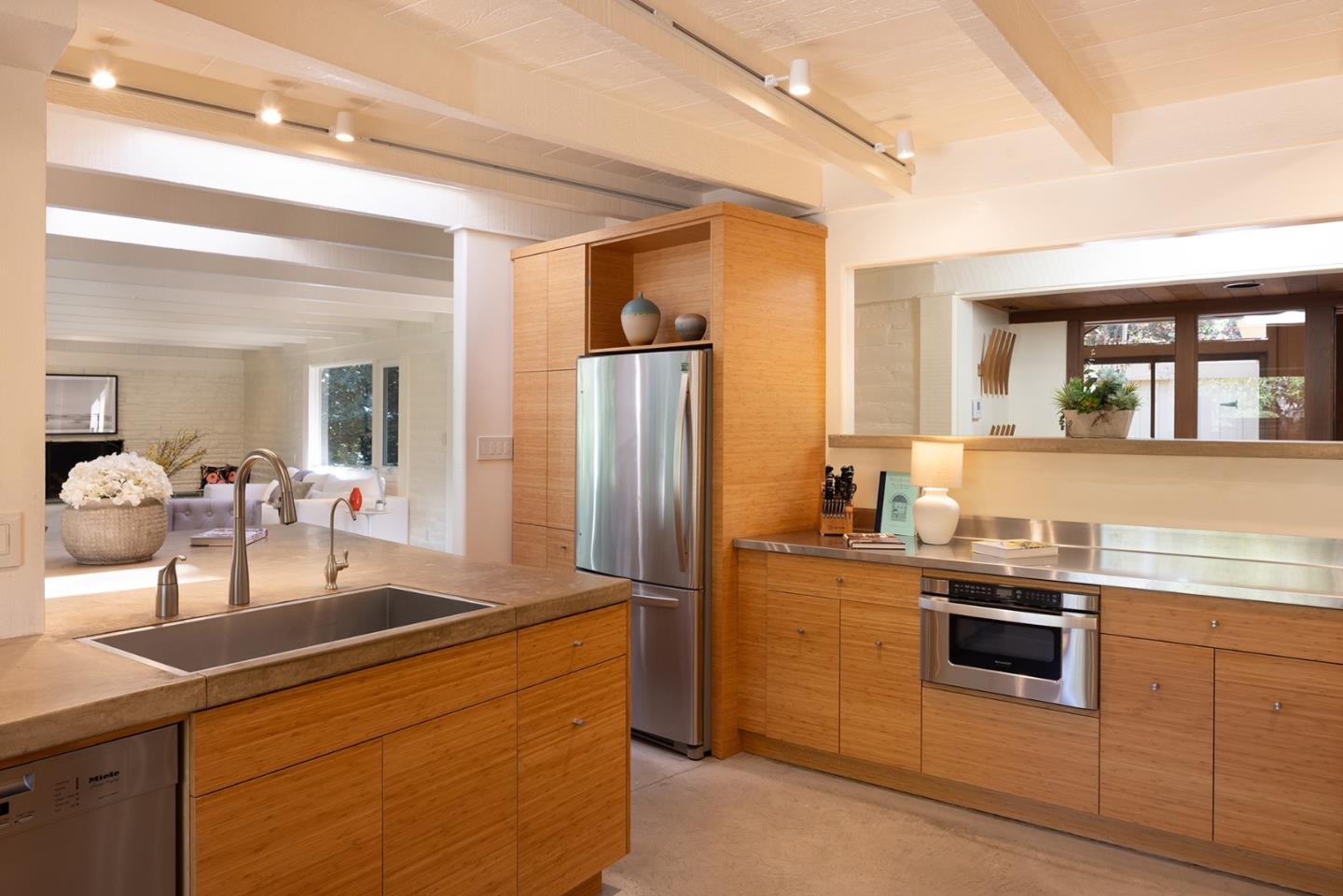 Detail Gallery Image 12 of 38 For 37 E Garzas Rd, Carmel Valley,  CA 93924 - 3 Beds | 3 Baths