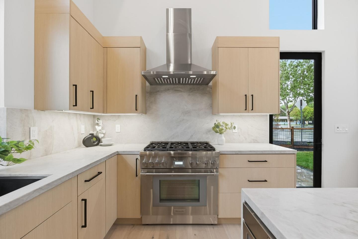 Detail Gallery Image 11 of 31 For 702 Ellsworth Pl, Palo Alto,  CA 94306 - 3 Beds | 2/1 Baths