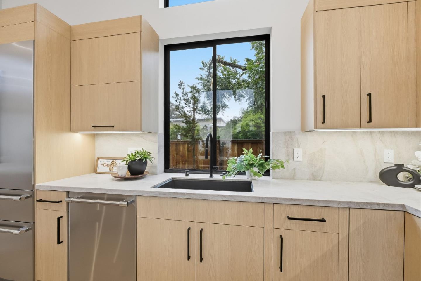 Detail Gallery Image 12 of 31 For 702 Ellsworth Pl, Palo Alto,  CA 94306 - 3 Beds | 2/1 Baths