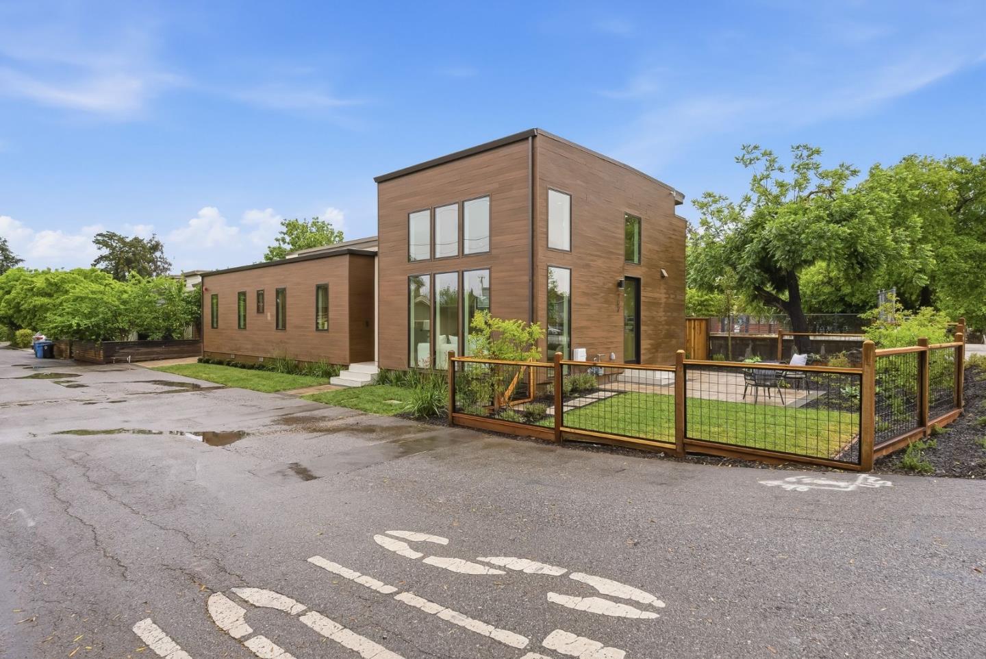 Detail Gallery Image 2 of 31 For 702 Ellsworth Pl, Palo Alto,  CA 94306 - 3 Beds | 2/1 Baths