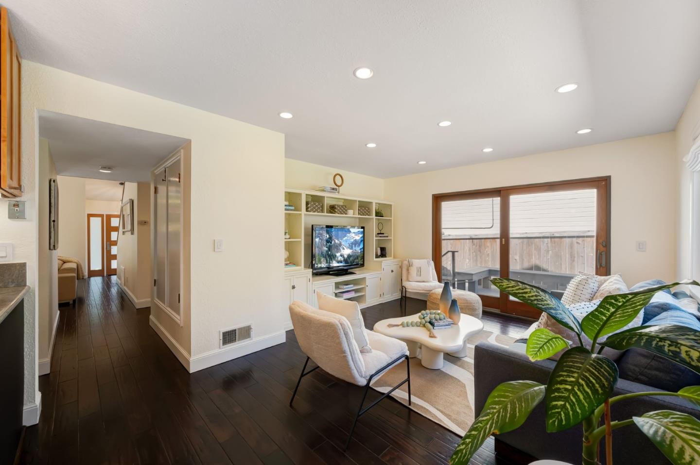 Detail Gallery Image 11 of 44 For 215 Nataqua Ave, Pacifica,  CA 94044 - 3 Beds | 2/1 Baths