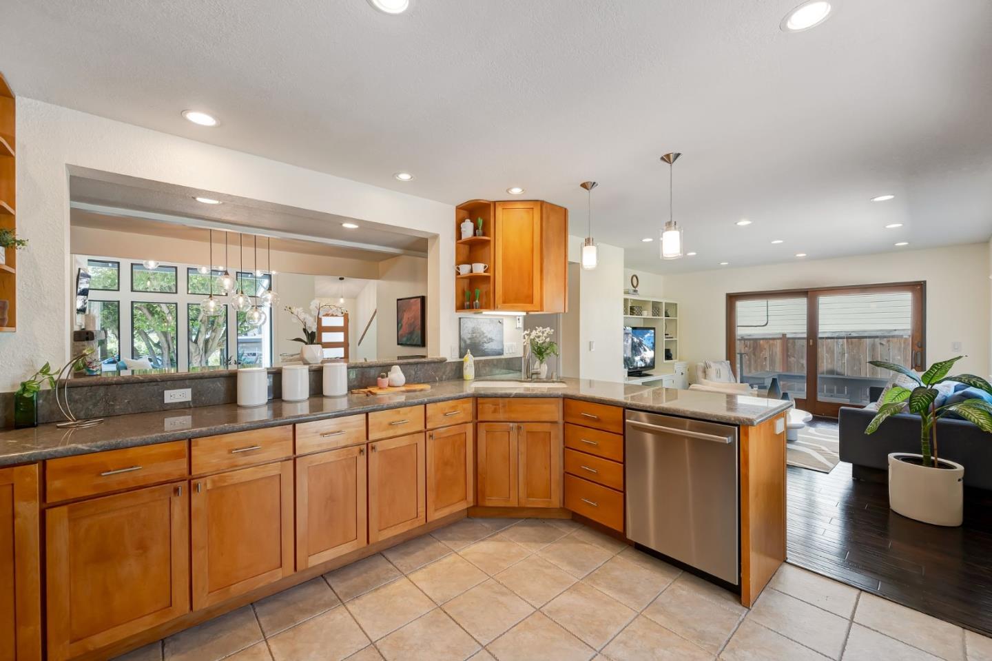 Detail Gallery Image 16 of 44 For 215 Nataqua Ave, Pacifica,  CA 94044 - 3 Beds | 2/1 Baths