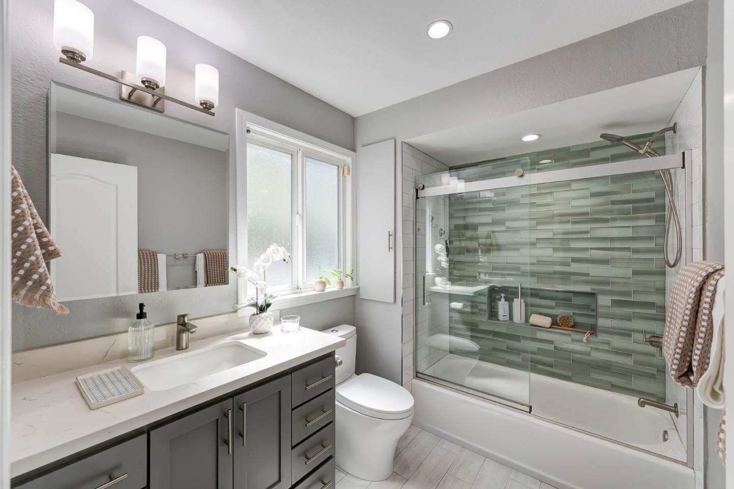 Detail Gallery Image 21 of 44 For 215 Nataqua Ave, Pacifica,  CA 94044 - 3 Beds | 2/1 Baths