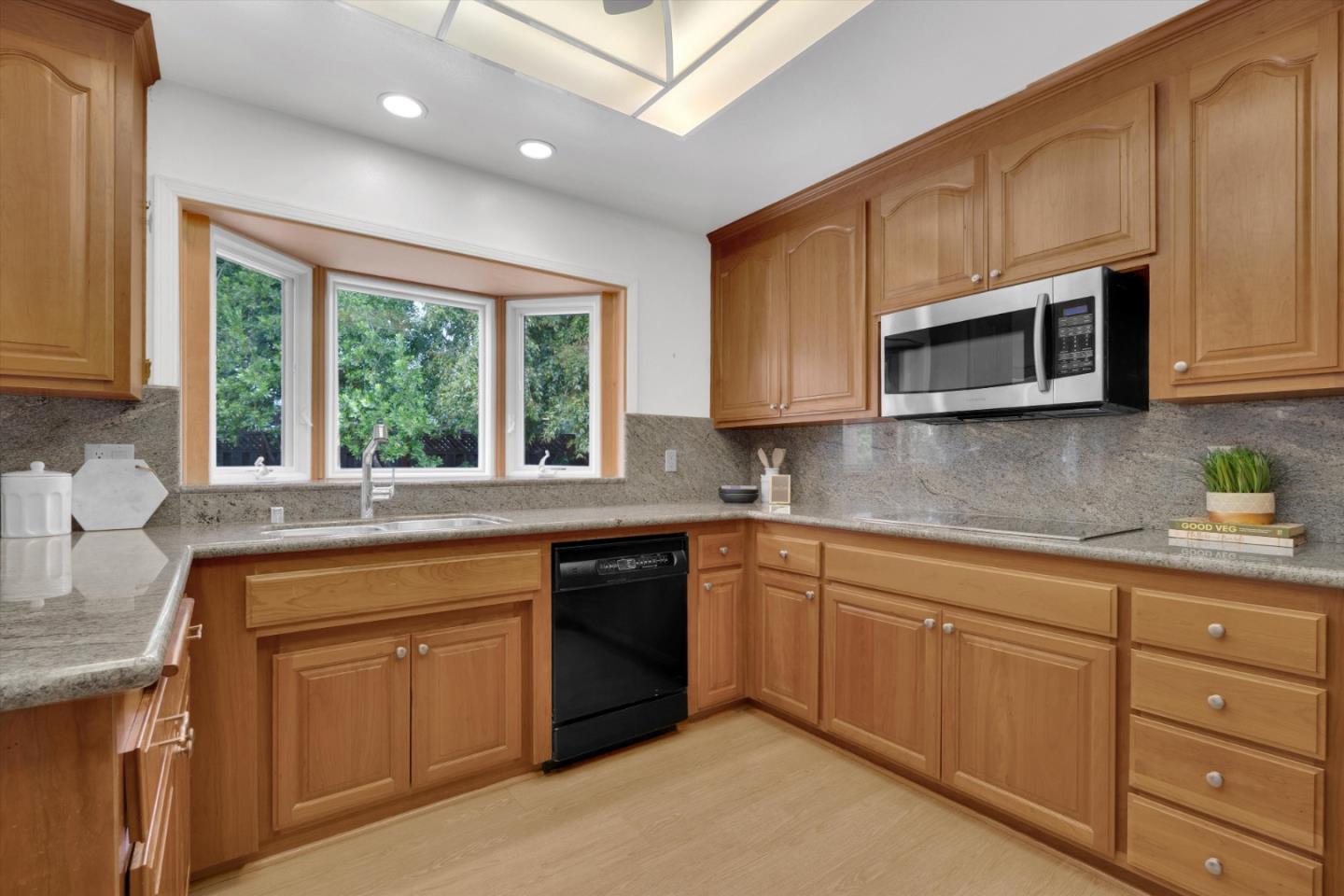 Detail Gallery Image 18 of 47 For 18967 Palo Oaks Ct, Saratoga,  CA 95070 - 4 Beds | 2/1 Baths