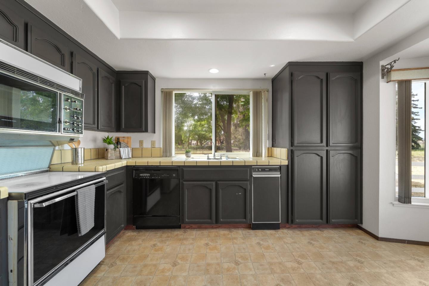 Detail Gallery Image 12 of 35 For 1645 Eberts Dr, San Martin,  CA 95046 - 3 Beds | 2 Baths