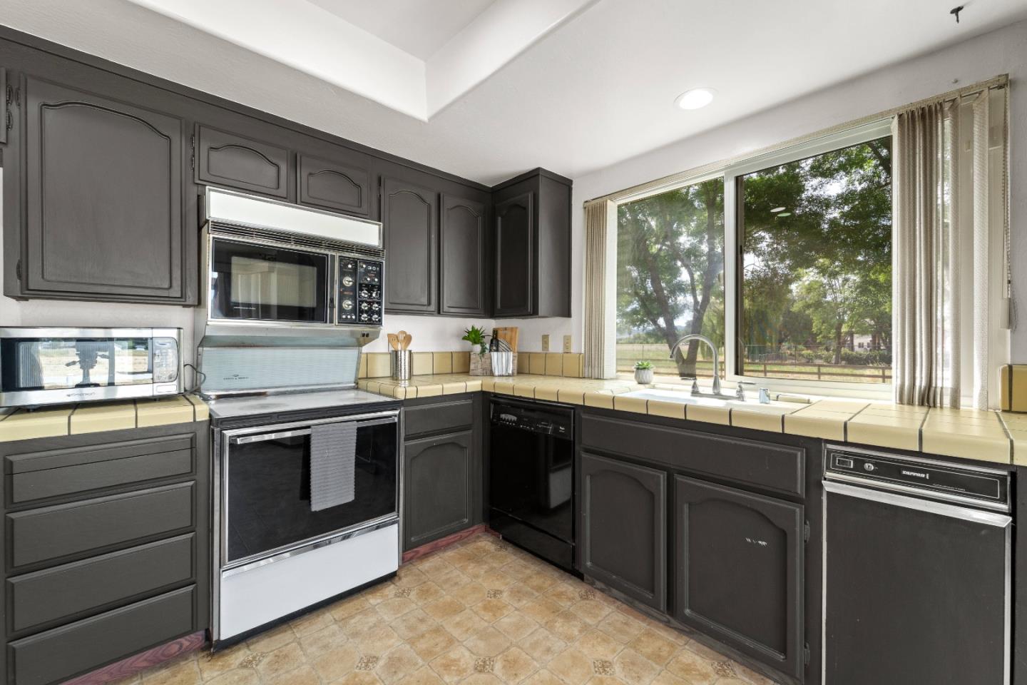 Detail Gallery Image 13 of 35 For 1645 Eberts Dr, San Martin,  CA 95046 - 3 Beds | 2 Baths