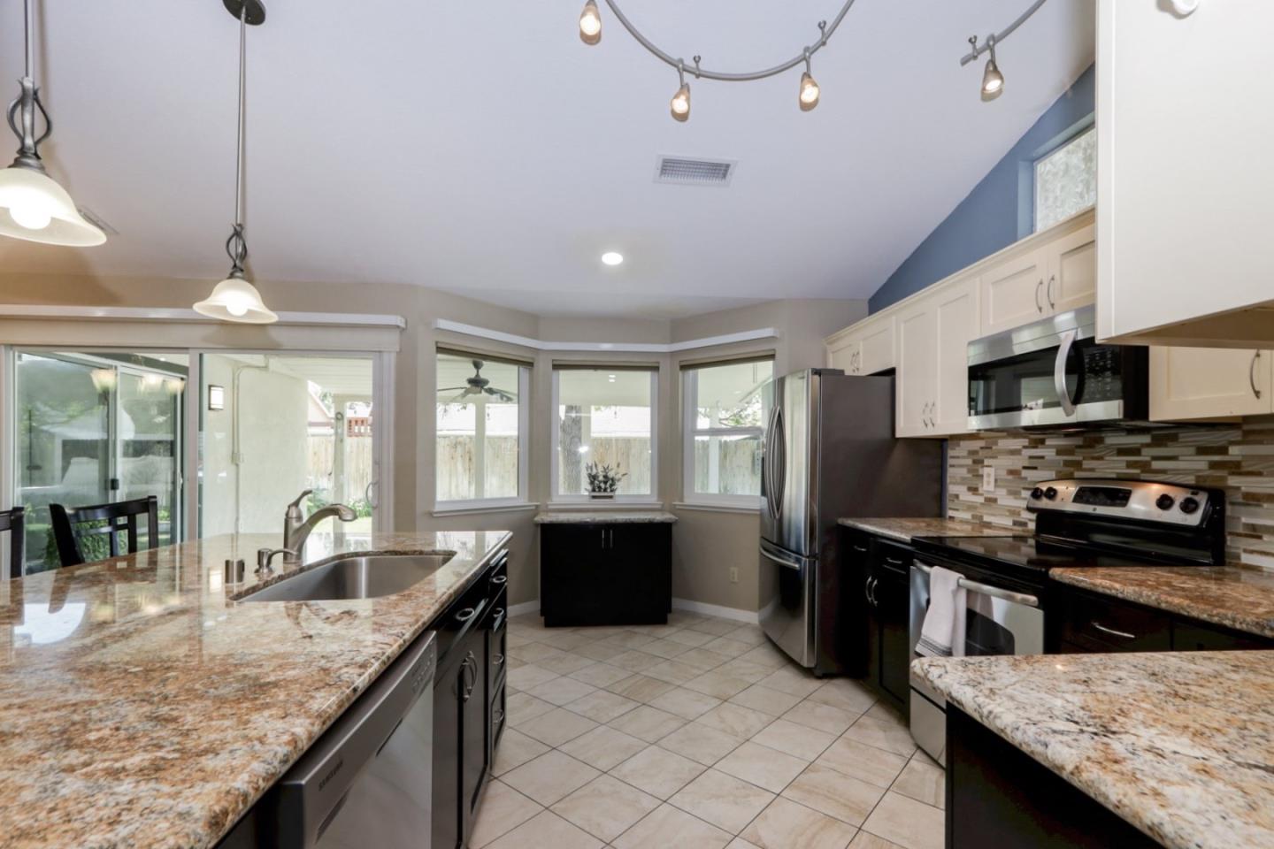 Detail Gallery Image 12 of 44 For 2247 Laguna Way, Los Banos,  CA 93635 - 4 Beds | 2 Baths