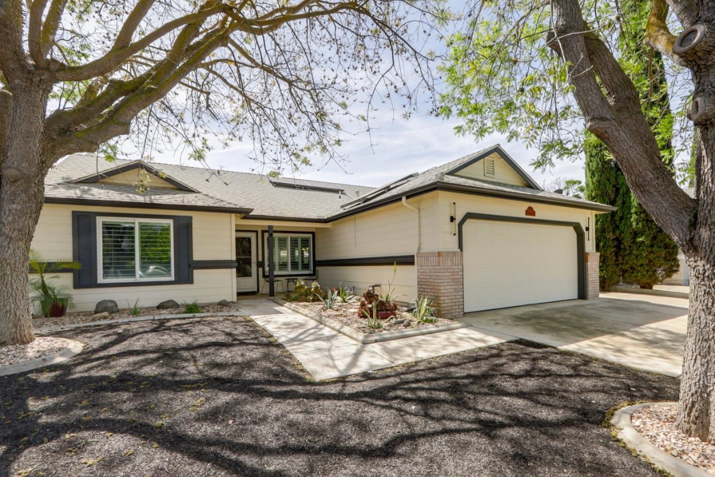 Detail Gallery Image 2 of 44 For 2247 Laguna Way, Los Banos,  CA 93635 - 4 Beds | 2 Baths