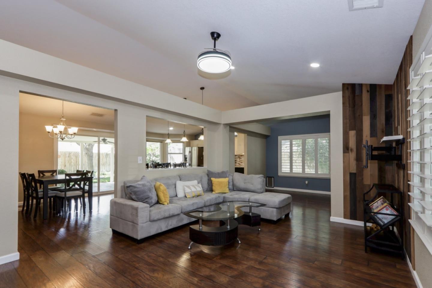 Detail Gallery Image 3 of 44 For 2247 Laguna Way, Los Banos,  CA 93635 - 4 Beds | 2 Baths