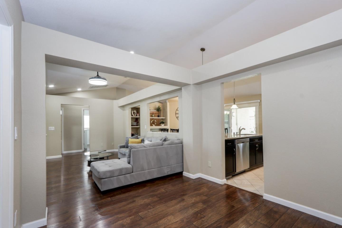 Detail Gallery Image 4 of 44 For 2247 Laguna Way, Los Banos,  CA 93635 - 4 Beds | 2 Baths