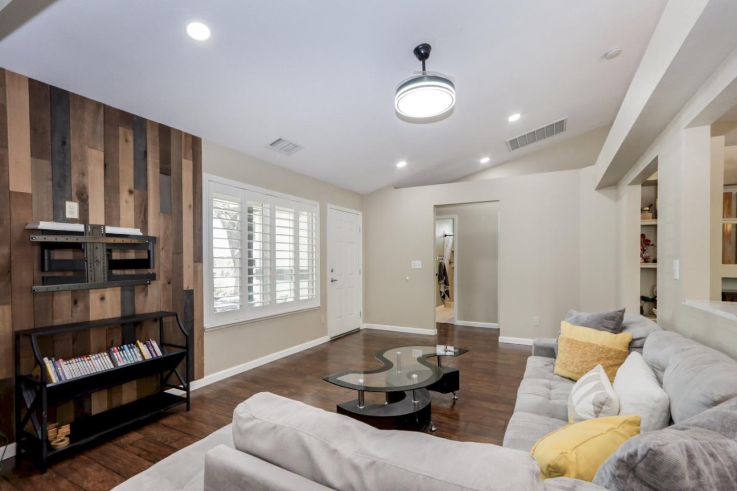 Detail Gallery Image 5 of 44 For 2247 Laguna Way, Los Banos,  CA 93635 - 4 Beds | 2 Baths