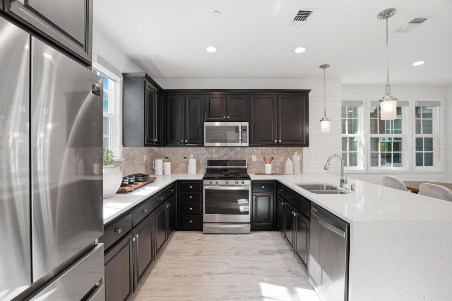 Detail Gallery Image 15 of 44 For 3806 Pyramid Way, Mountain View,  CA 94043 - 3 Beds | 3/1 Baths