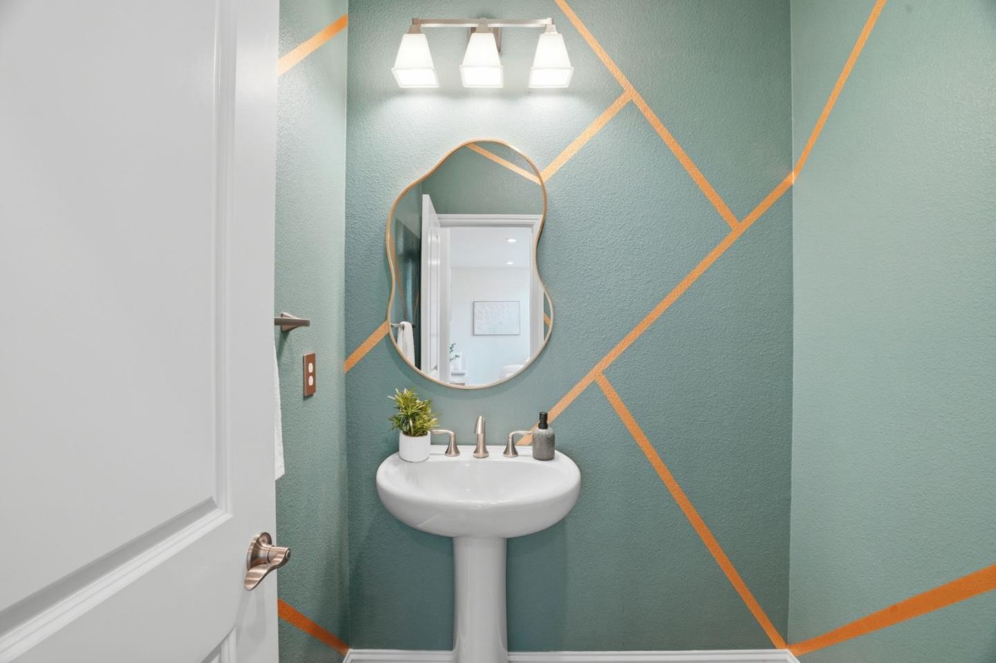 Detail Gallery Image 16 of 43 For 2658 Admiral Cir, Hayward,  CA 94545 - 3 Beds | 2/1 Baths