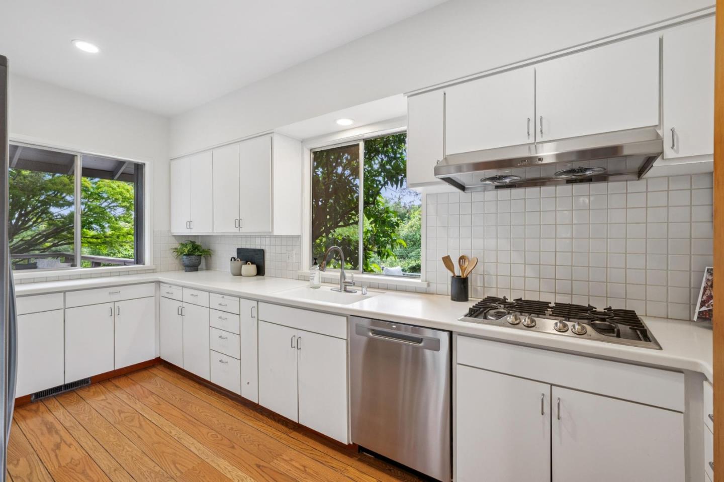 Detail Gallery Image 10 of 49 For 25845 Springhill Dr, Los Altos Hills,  CA 94022 - 5 Beds | 4 Baths