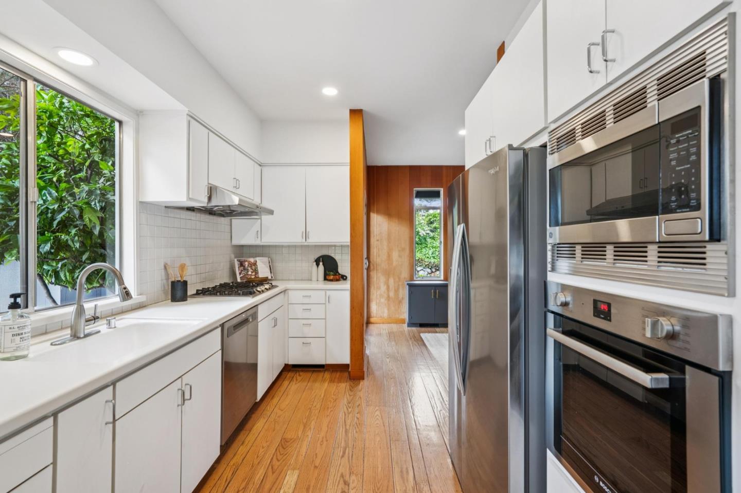 Detail Gallery Image 11 of 49 For 25845 Springhill Dr, Los Altos Hills,  CA 94022 - 5 Beds | 4 Baths