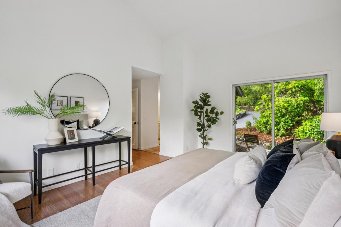 Detail Gallery Image 17 of 49 For 25845 Springhill Dr, Los Altos Hills,  CA 94022 - 5 Beds | 4 Baths