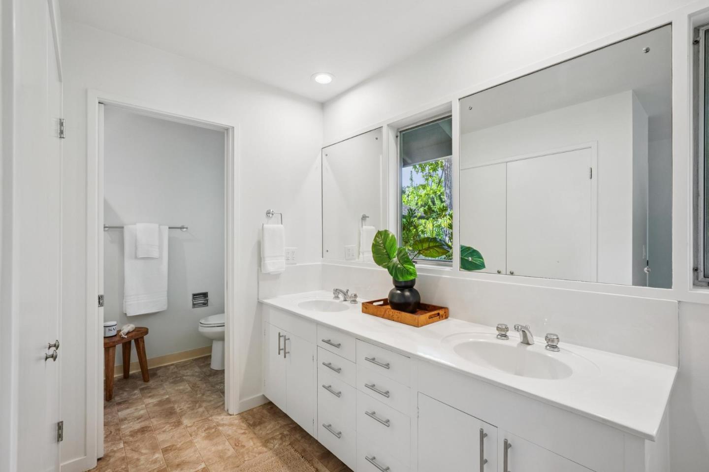 Detail Gallery Image 19 of 49 For 25845 Springhill Dr, Los Altos Hills,  CA 94022 - 5 Beds | 4 Baths