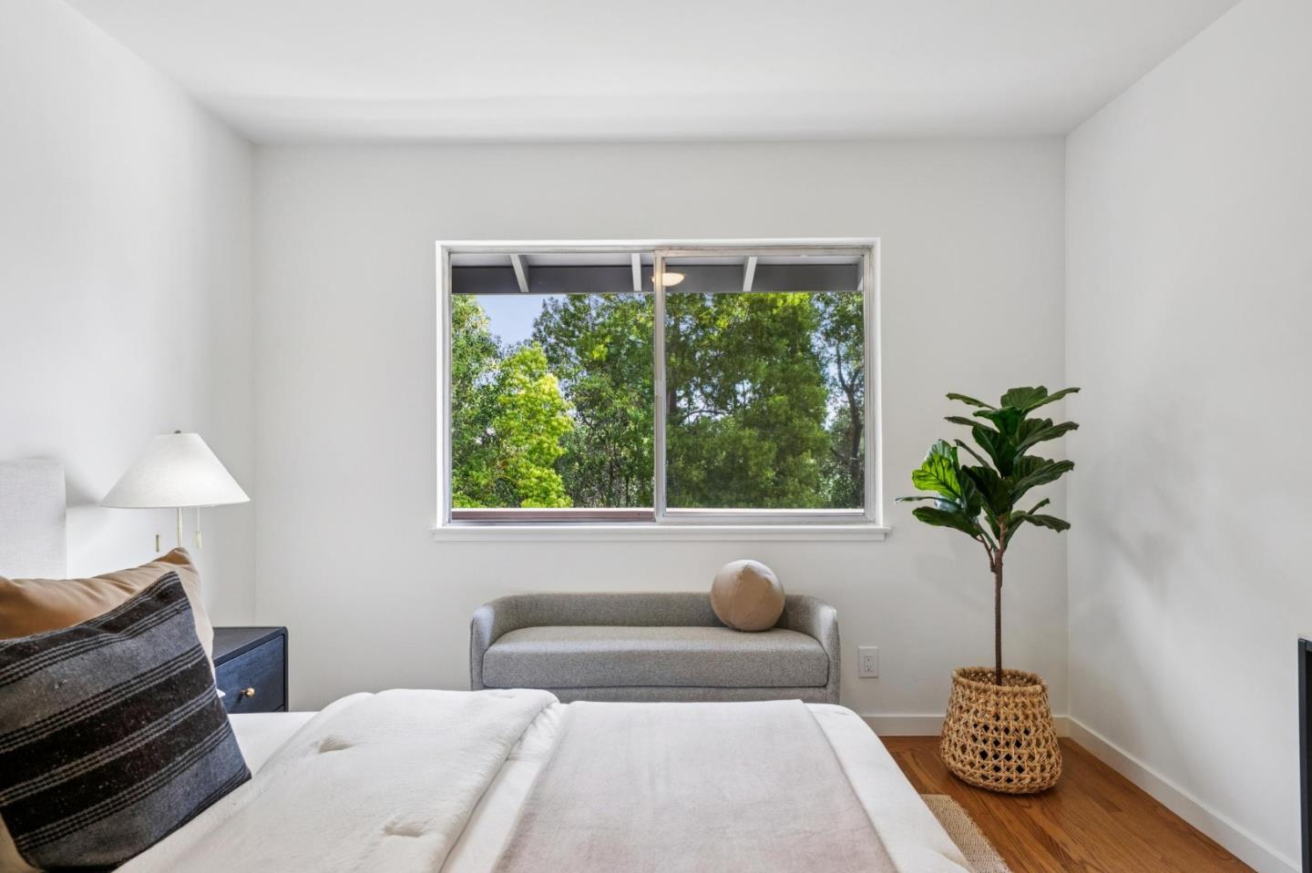 Detail Gallery Image 24 of 49 For 25845 Springhill Dr, Los Altos Hills,  CA 94022 - 5 Beds | 4 Baths