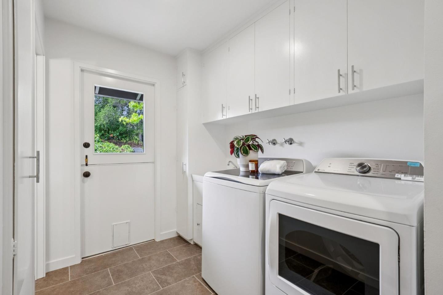 Detail Gallery Image 28 of 49 For 25845 Springhill Dr, Los Altos Hills,  CA 94022 - 5 Beds | 4 Baths