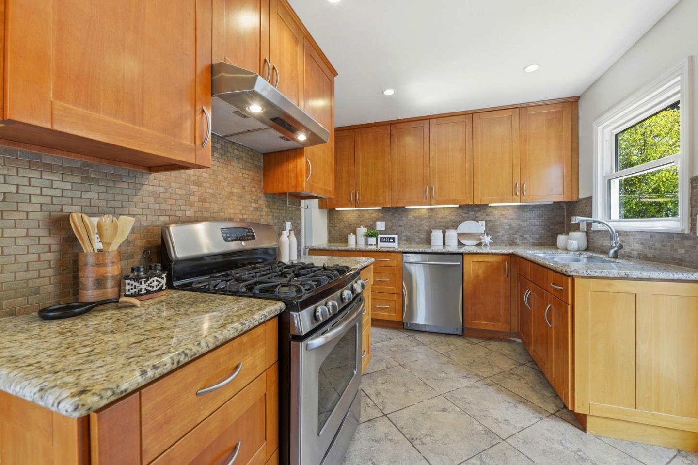 Detail Gallery Image 5 of 20 For 423 42nd Ave, San Mateo,  CA 94403 - 3 Beds | 2 Baths