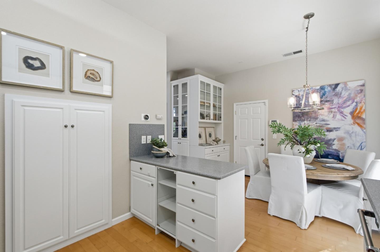 Detail Gallery Image 13 of 37 For 39 Arroyo View Cir, Belmont,  CA 94002 - 3 Beds | 2/1 Baths