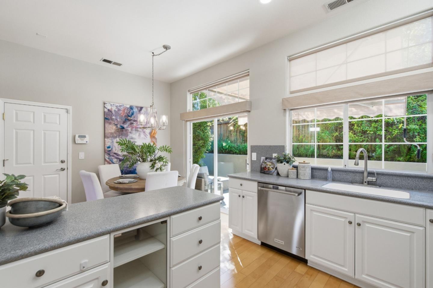 Detail Gallery Image 14 of 37 For 39 Arroyo View Cir, Belmont,  CA 94002 - 3 Beds | 2/1 Baths