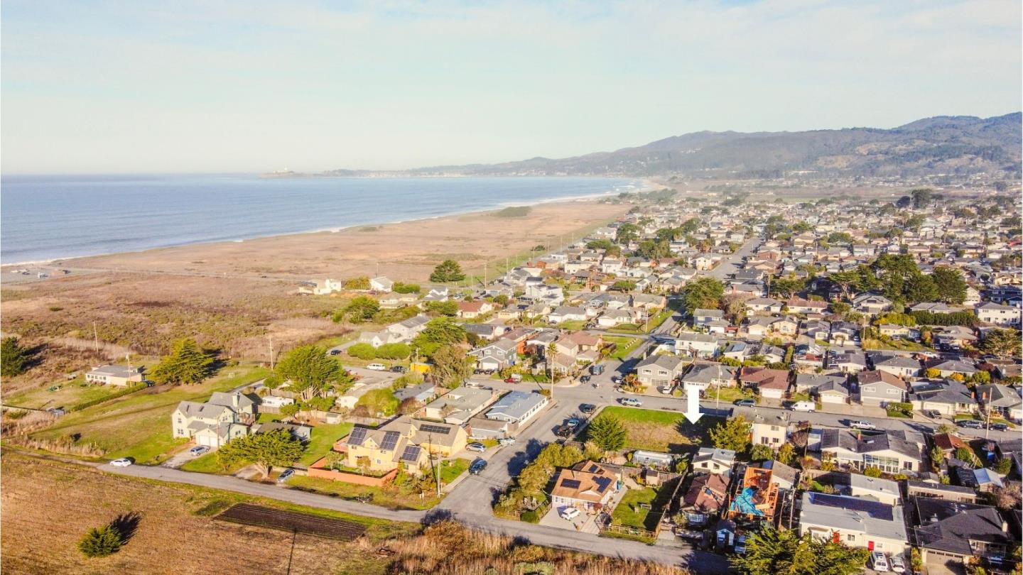 Detail Gallery Image 3 of 7 For 316 Grove St, Half Moon Bay,  CA 94019 - 4 Beds | 4 Baths