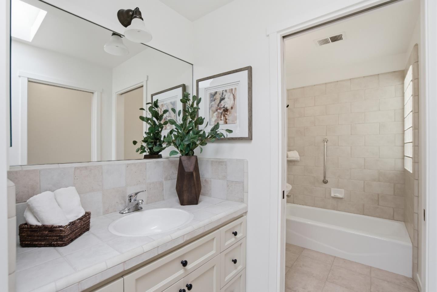 Detail Gallery Image 25 of 36 For 2136 Clayton Dr, Menlo Park,  CA 94025 - 5 Beds | 3/3 Baths