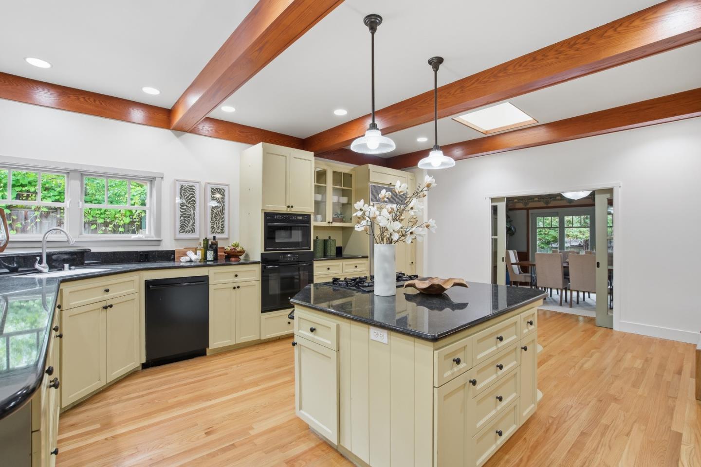 Detail Gallery Image 5 of 36 For 2136 Clayton Dr, Menlo Park,  CA 94025 - 5 Beds | 3/3 Baths