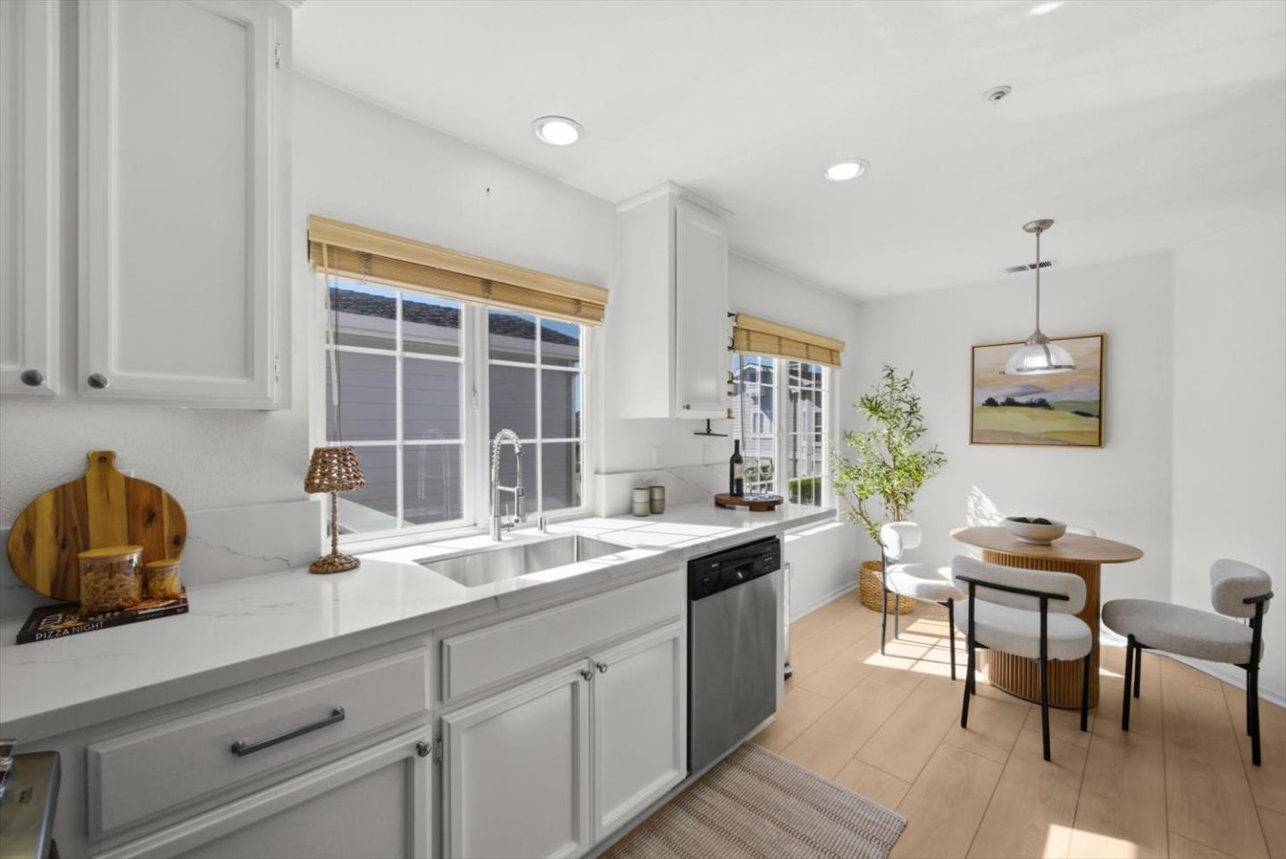 Detail Gallery Image 14 of 52 For 129 Outlook Cir, Pacifica,  CA 94044 - 3 Beds | 2 Baths