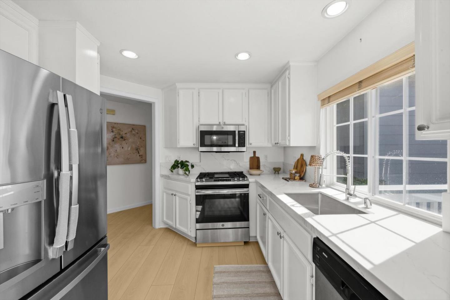 Detail Gallery Image 17 of 52 For 129 Outlook Cir, Pacifica,  CA 94044 - 3 Beds | 2 Baths