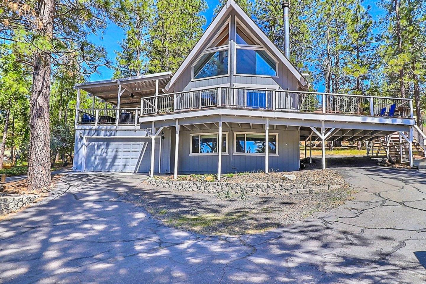 Groveland (A gateway to Yosemite)