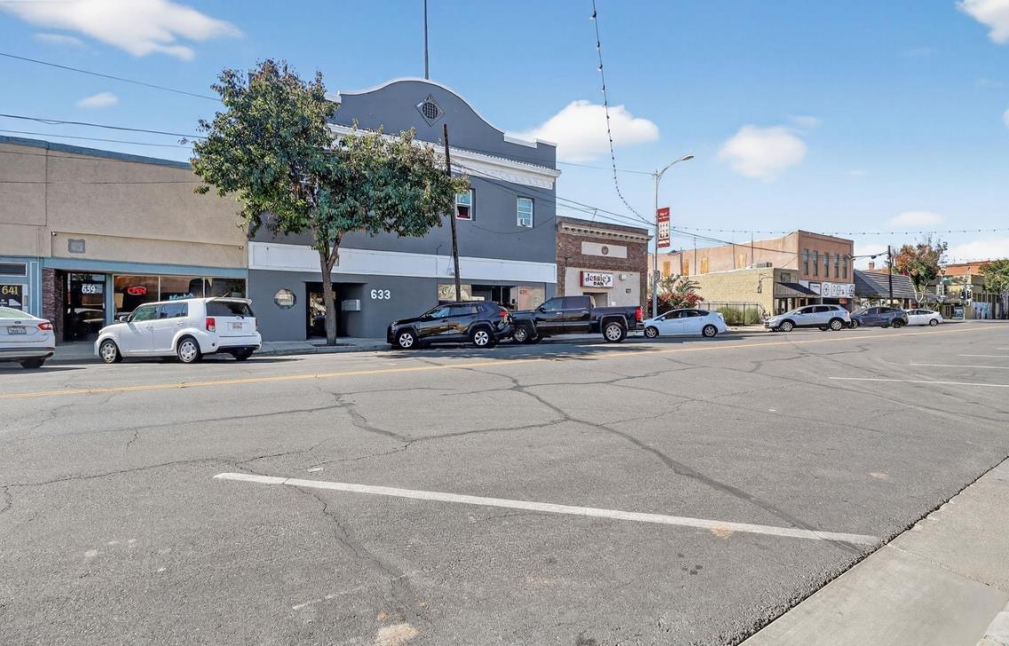 Detail Gallery Image 2 of 14 For 631 I St, Los Banos,  CA 93635 - – Beds | – Baths